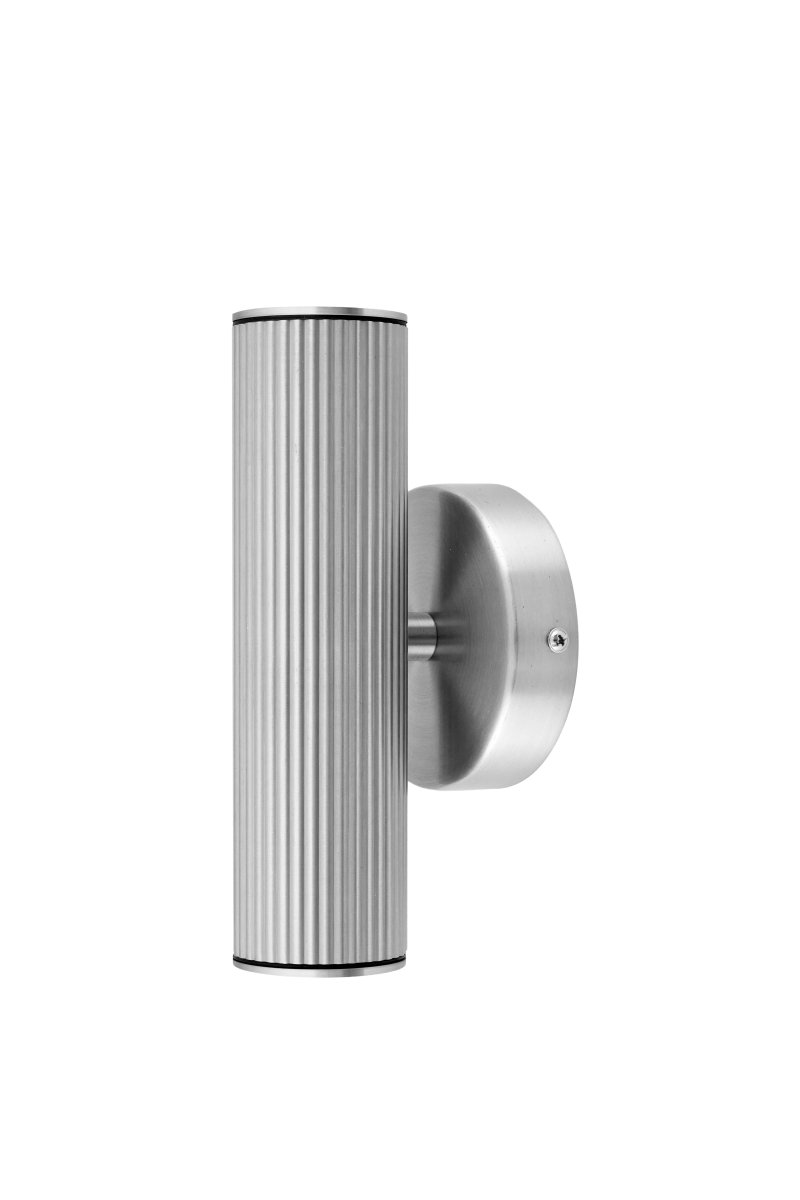 Hubble Acier brossé lampe d’extérieur De Globen Lighting - Hubble est une applique murale &eacute;l&eacute;gante en acier bross&eacute; qui diffuse la lumi&egrave;re vers le haut et vers le bas, cr&eacute;ant un magnifique jeu de lumi&egrave;re sur le mur.