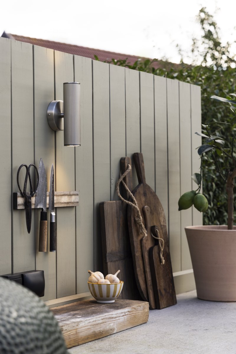 Hubble Acier brossé lampe d’extérieur De Globen Lighting - Hubble est une applique murale &eacute;l&eacute;gante en acier bross&eacute; qui diffuse la lumi&egrave;re vers le haut et vers le bas, cr&eacute;ant un magnifique jeu de lumi&egrave;re sur le mur.