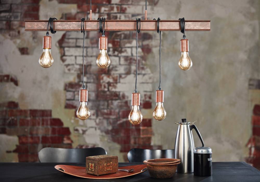 Townshend 100cm Brun suspension De Eglo - Avec six ampoules apparentes suspendues à un cadre en acier marron et des câbles noirs, la lampe a un look unique et élégant.