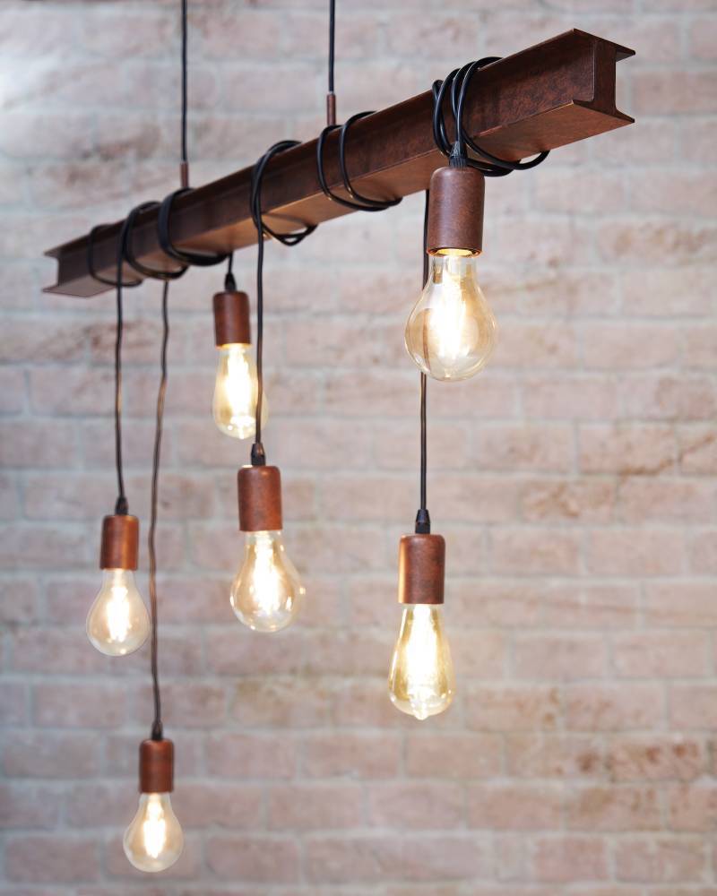Townshend 100cm Brun suspension De Eglo - Avec six ampoules apparentes suspendues à un cadre en acier marron et des câbles noirs, la lampe a un look unique et élégant.