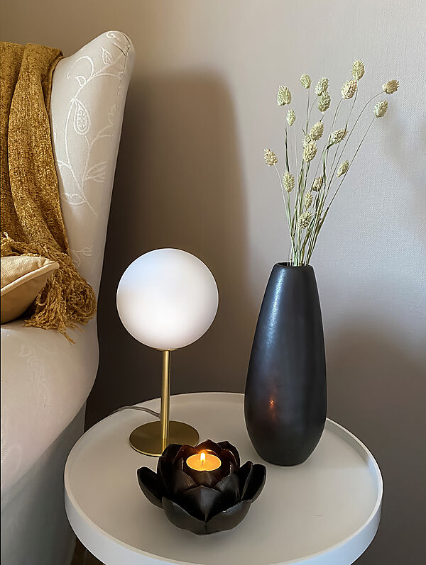 Molekyl 27cm Laiton mat lampe de table De Aneta Lighting - Le design moderne et la base &eacute;l&eacute;gante en laiton mat font de la lampe un d&eacute;tail id&eacute;al sur le mur.