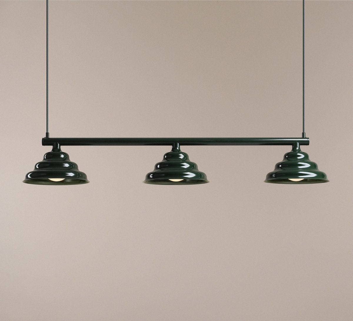 Wave 106cm Vert foncé suspension De Artera - Wave est une suspension moderne au design rétro, ce qui en fait une lumière polyvalente qui s'intègre dans n'importe quelle maison.