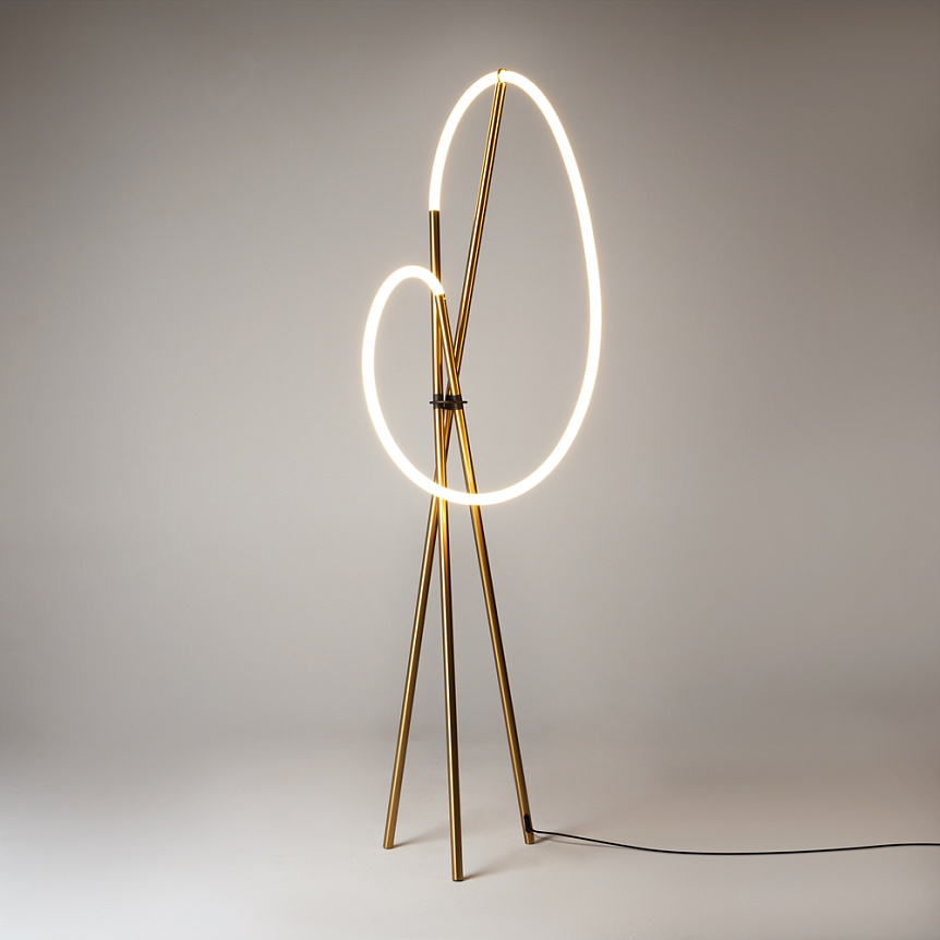 Crochet Or lampadaire De Maytoni - La luminosit&eacute; peut &ecirc;tre facilement r&eacute;gl&eacute;e &agrave; l'aide du variateur int&eacute;gr&eacute; &agrave; l'interrupteur au sol - une combinaison parfaite de forme, de fonction et d'atmosph&egrave;re.