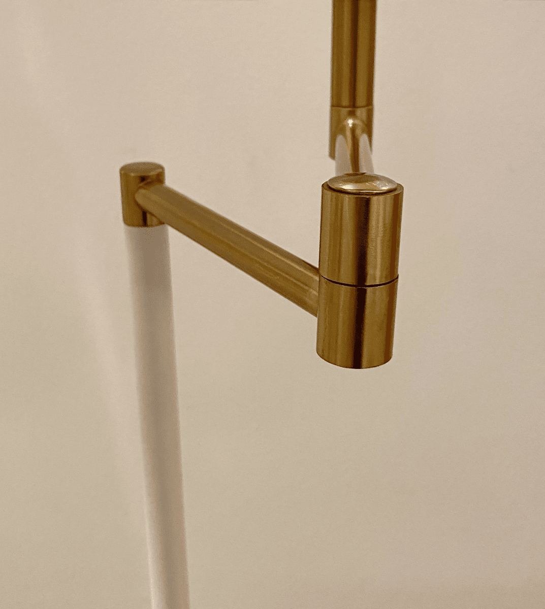 Birka Blanc lampadaire De Aneta Lighting - Lampadaire Birka en métal laqué blanc et détails en laiton sur la base.