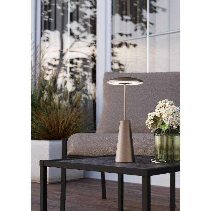 Piccola 28cm Bronze portable De Eglo - Piccola est une élégante lampe de table LED avec une finition bronze foncé et un boîtier en acier robuste.