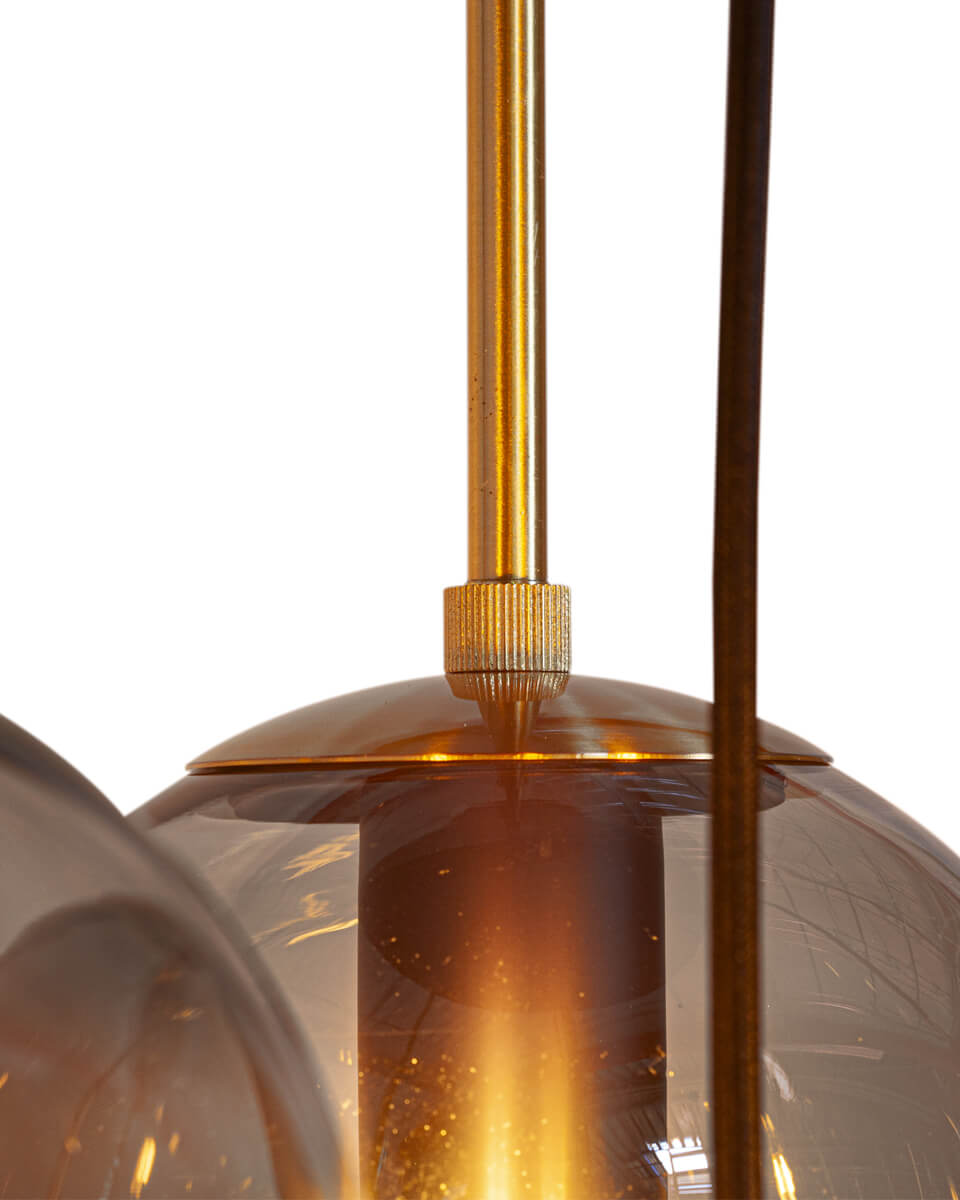 Laura Ø53 Gris fumé suspension De By Rydéns - Il est &eacute;quip&eacute; de sept d&ocirc;mes en verre gris clair de diff&eacute;rentes tailles faciles &agrave; assembler.