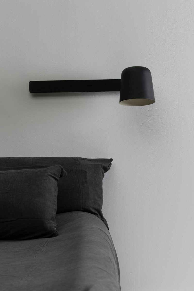 Tila 46cm Noir lampe de lecture De Faro Barcelona - Tila est une &eacute;l&eacute;gante applique murale sign&eacute;e Estudi Ribaudia, id&eacute;ale pour les chambres et les coins lecture.