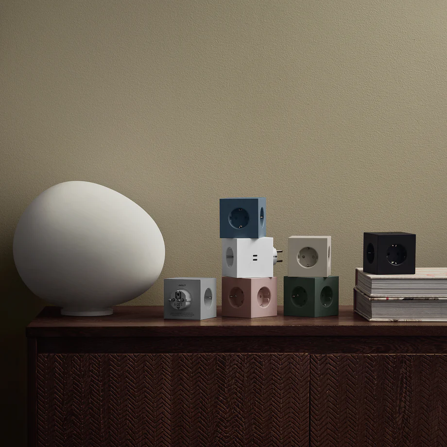 Square 2 Socket extender with 30W Dual USBC Sable De Avolt - Rallonge de prise d'Avolt au design &eacute;l&eacute;gant avec un cube en plastique recycl&eacute; et une plaque magn&eacute;tique sur le fond pour l'accrocher au mur.