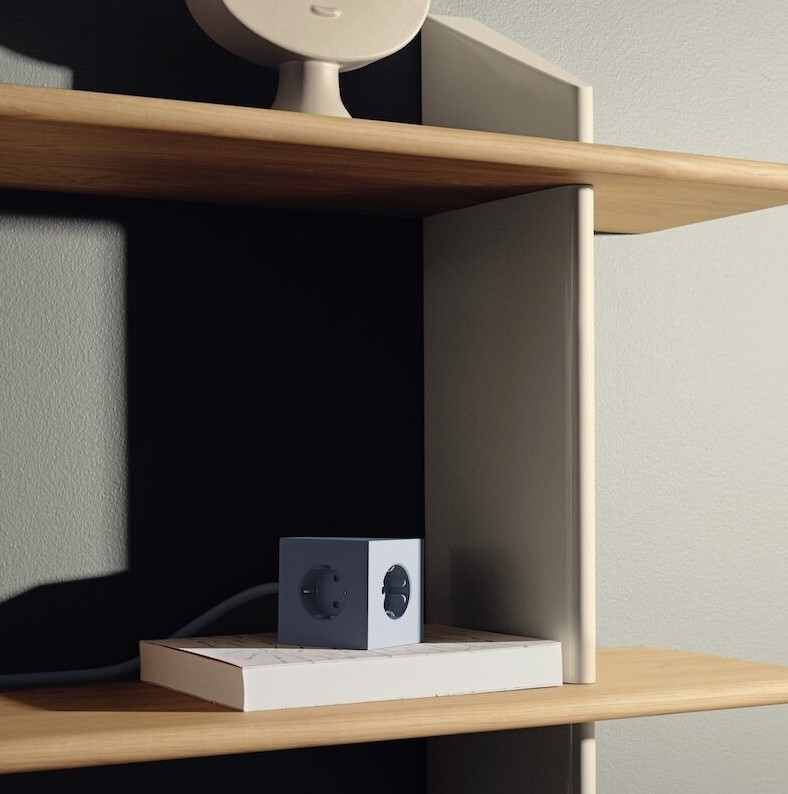 Square 1 with 30W Dual USBC & Magnetic base, 3m Bleu De Avolt - Multiprise au design &eacute;l&eacute;gant d'Avolt avec un long c&acirc;ble en PVC, un cube en plastique recycl&eacute; et une plaque magn&eacute;tique sur le fond pour l'accrocher au mur.