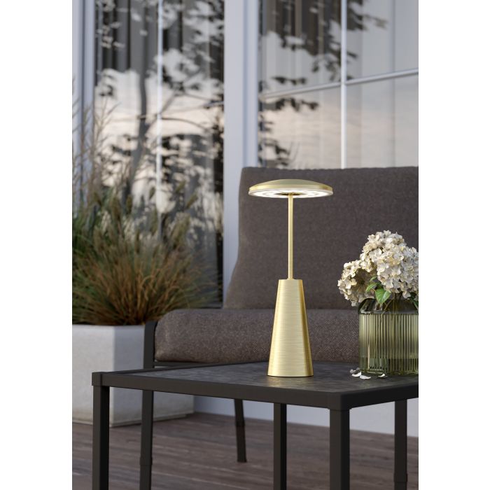 Piccola 28cm Laiton brossé portable De Eglo - Piccola est une élégante lampe de table LED avec une finition en laiton brossé et un boîtier en acier robuste.