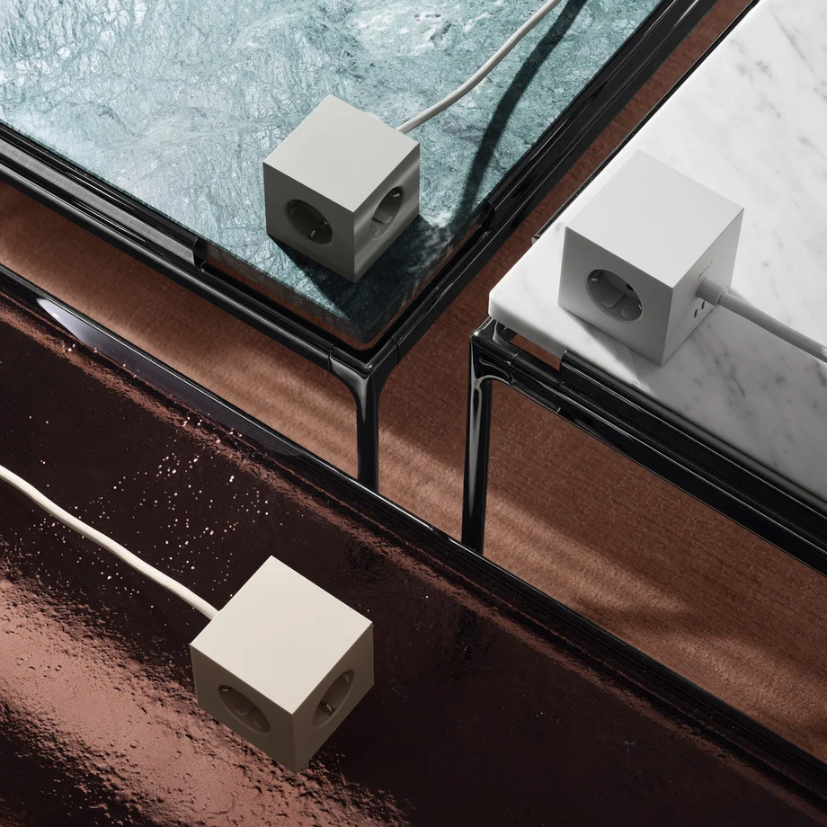 Square 1 with 30W Dual USBC & Magnetic base, 3m Sable De Avolt - Multiprise au design &eacute;l&eacute;gant d'Avolt avec un long c&acirc;ble en PVC, un cube en plastique recycl&eacute; et une plaque magn&eacute;tique sur le fond pour l'accrocher au mur.