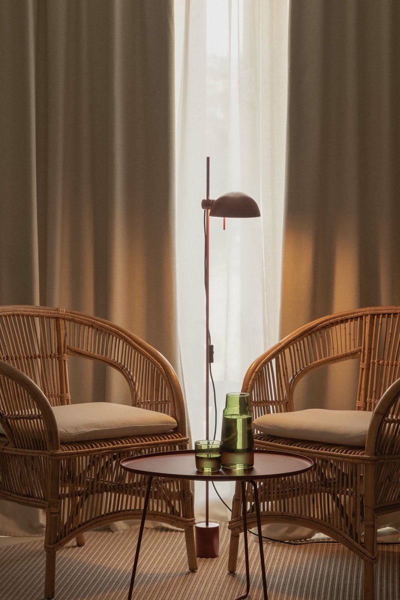 Matilda Bourgogne lampadaire De Faro Barcelona - Gr&acirc;ce &agrave; son abat-jour rotatif et &agrave; sa hauteur r&eacute;glable, il offre un &eacute;clairage flexible, id&eacute;al pour la lecture ou pour cr&eacute;er une ambiance chaleureuse.