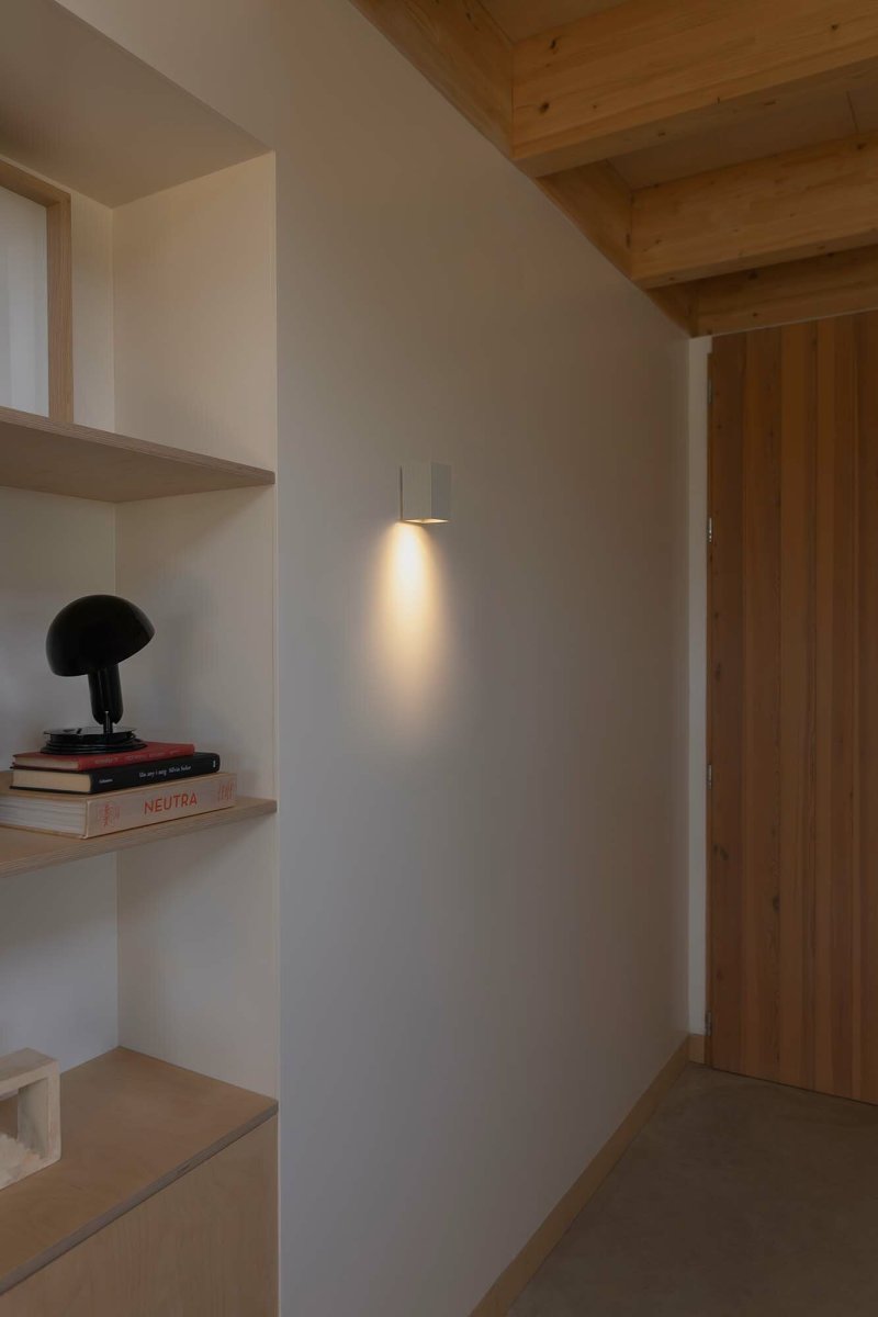 Lune 10cm Blanc applique murale De Faro Barcelona - Son design compact allie un &eacute;clairage fonctionnel et efficace &agrave; une esth&eacute;tique &eacute;pur&eacute;e et moderne.