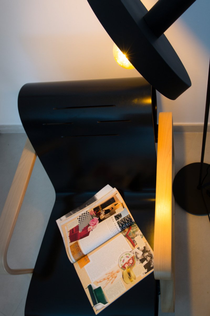 Whizz Noir lampadaire De Faro Barcelona - Id&eacute;al pour un &eacute;clairage d'ambiance dans les salons, les espaces de travail ou les espaces d&eacute;tente.