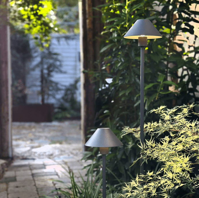 Apollo Flex Gris foncé De Lightson - Apollo Flex &auml;r perfekt f&ouml;r dig som &auml;lskar skandinavisk design och letar efter en n&auml;ttare lampa till din kruka, rabatt eller g&aring;ng.