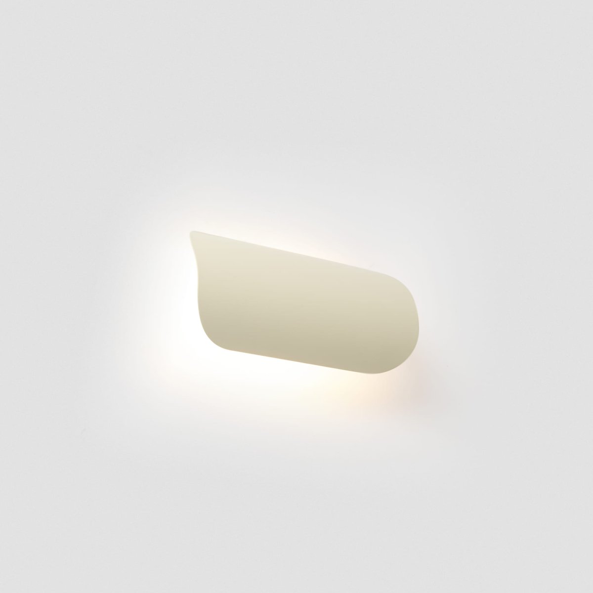 Novo 25cm Beige applique murale De Faro Barcelona - Son panneau frontal pliable en trois parties permet de r&eacute;gler facilement la lumi&egrave;re LED indirecte et de cr&eacute;er diff&eacute;rentes ambiances.