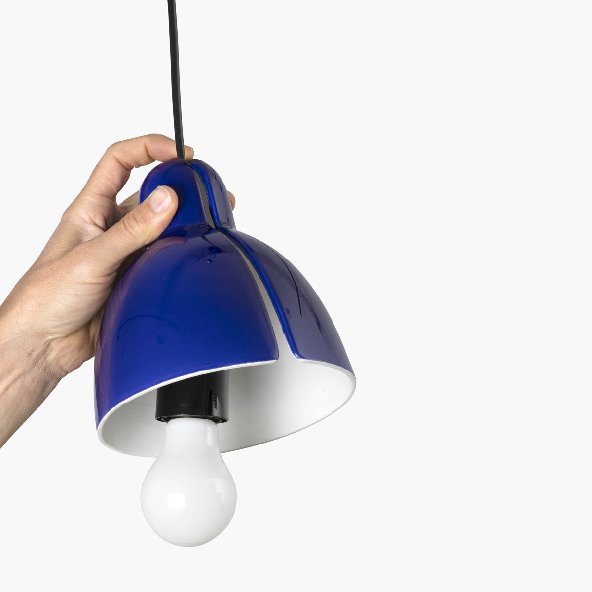 Venice Ø16 Bleu suspension De Faro Barcelona - L'abat-jour en c&eacute;ramique bleue est fabriqu&eacute; &agrave; la main dans un atelier barcelonais et s'int&egrave;gre parfaitement &agrave; la douille&nbsp;; il suffit de l'installer vous-m&ecirc;me&nbsp;!