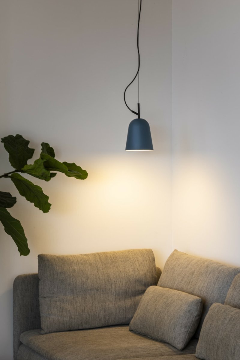 Studio Ø10 Bleu suspension De Faro Barcelona - Son abat-jour bleu et son format compact en font un luminaire id&eacute;al pour les cuisines, les espaces de travail ou les environnements cr&eacute;atifs.