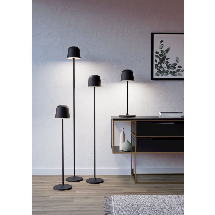 Mannera 140cm Noir portable De Eglo - Grâce à la fonction sans fil, la lampe peut être placée n'importe où dans la pièce et fournit une lumière uniforme et agréable - parfaite pour créer une atmosphère ou pour lire.
