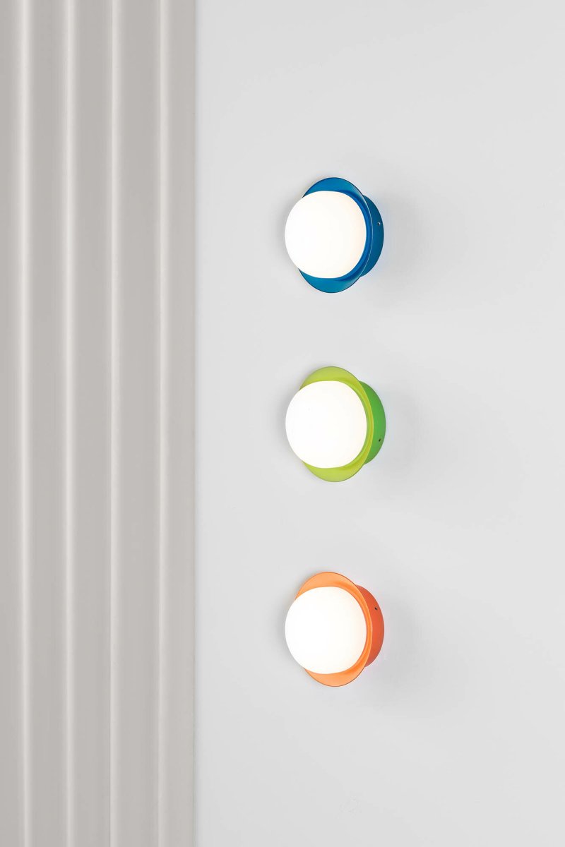 May Ø12 Bleu lampe de salle de bain De Faro Barcelona - Avec sa finition bleue, sa lumi&egrave;re chaude et son indice de protection IP44, il s'int&egrave;gre aussi bien dans les salons que dans les salles de bains.