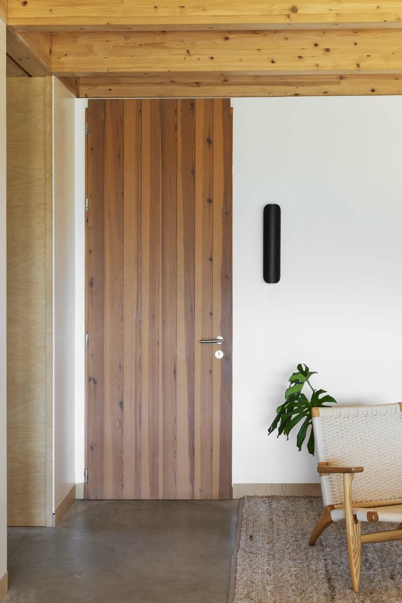 Novo 50cm Noir applique murale De Faro Barcelona - Sa fa&ccedil;ade articul&eacute;e en trois parties permet un r&eacute;glage facile de la lumi&egrave;re LED indirecte et cr&eacute;e diff&eacute;rentes ambiances.