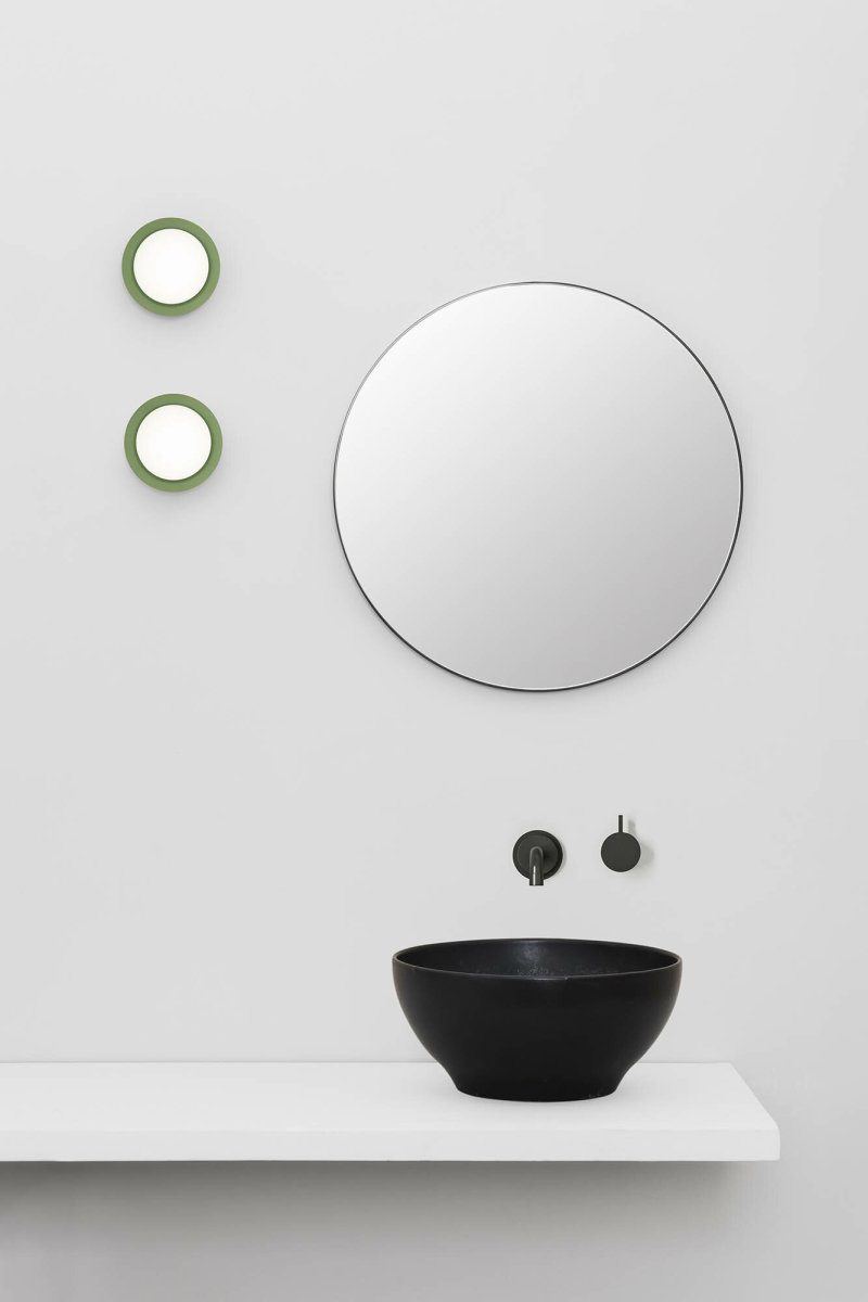May Ø12 Vert lampe de salle de bain De Faro Barcelona - Avec sa finition verte, sa lumi&egrave;re chaude et son indice de protection IP44, il s'int&egrave;gre aussi bien dans les salons que dans les salles de bains.