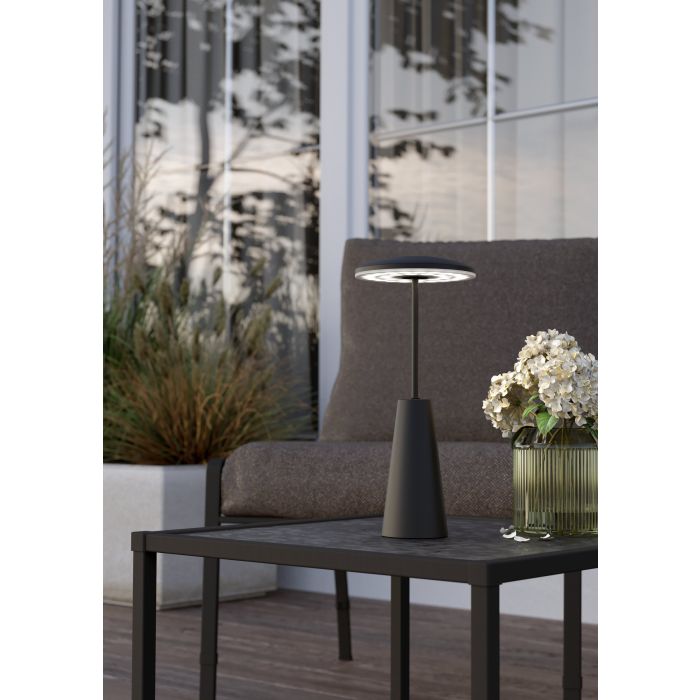 Piccola 28cm Noir portable De Eglo - Piccola est une élégante lampe de table LED avec une finition noire et un boîtier en acier robuste.