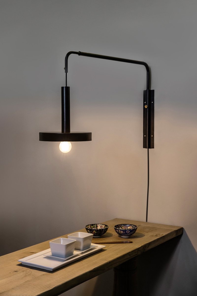 Whizz 70cm Noir applique murale De Faro Barcelona - Id&eacute;ale avec une ampoule d&eacute;corative pour sublimer son design, elle est id&eacute;ale pour les projets d'&eacute;clairage o&ugrave; fonctionnalit&eacute; et esth&eacute;tique sont essentielles, que ce soit &agrave; la maison, au bureau ou dans le secteur de l'h&ocirc;tellerie-restauration.