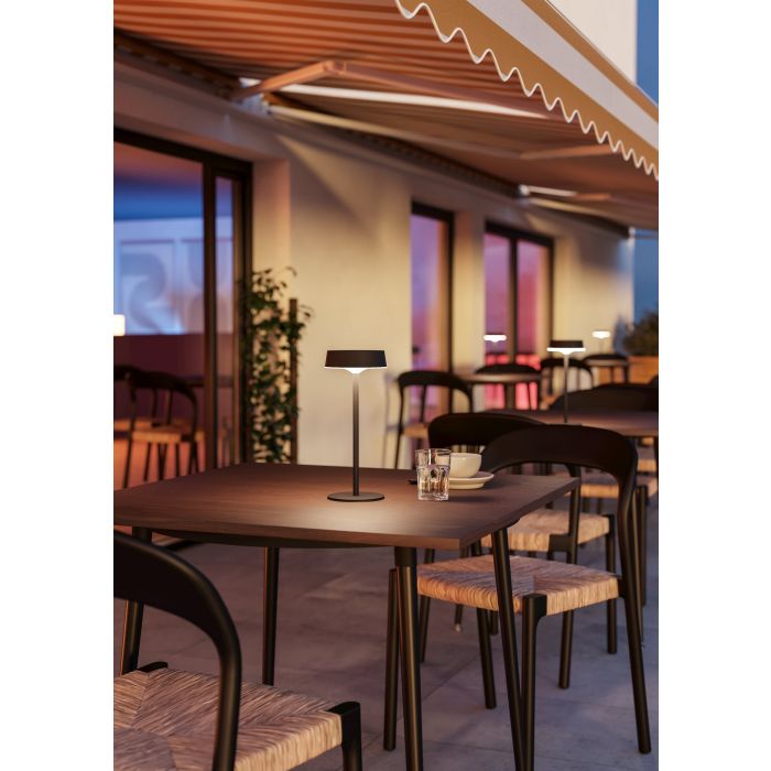 Simeri 30cm Noir lampe solaire De Eglo - Simeri est une lampe de table &eacute;l&eacute;gante &agrave; &eacute;nergie solaire qui allie forme et fonction pour une utilisation int&eacute;rieure et ext&eacute;rieure.