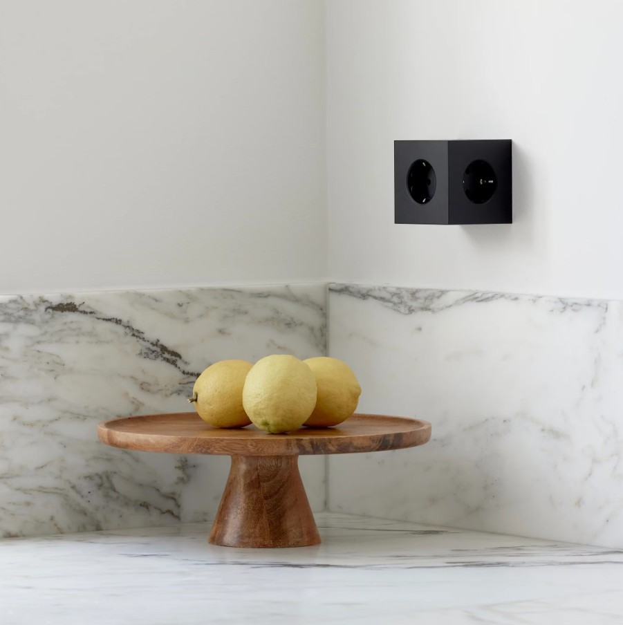 Square 2 Socket extender with 30W Dual USBC Noir De Avolt - Rallonge de prise d'Avolt au design &eacute;l&eacute;gant avec un cube en plastique recycl&eacute; et une plaque magn&eacute;tique sur le fond pour l'accrocher au mur.