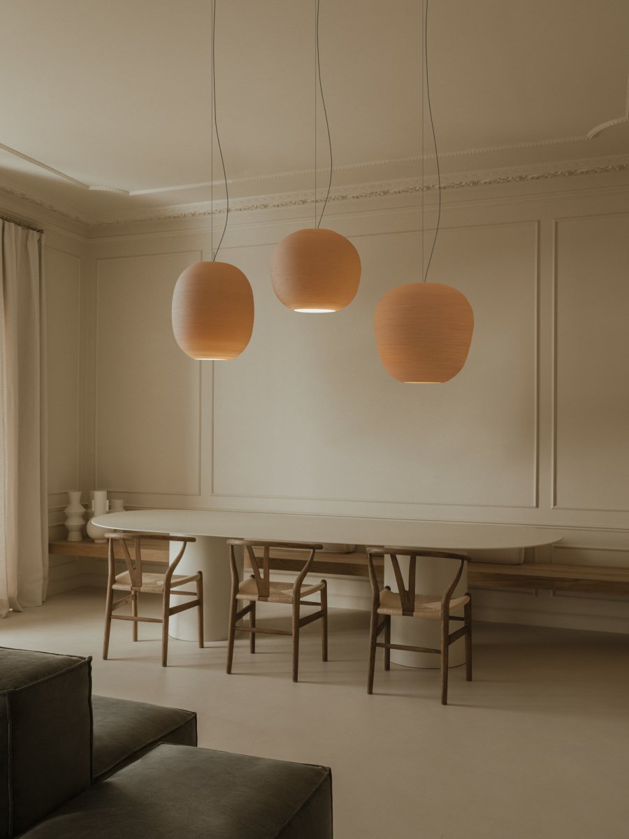 Tierra Ø50 Beige suspension De Faro Barcelona - L'abat-jour est fabriqu&eacute; en PLA et en cellulose de pin recycl&eacute;e, ce qui lui conf&egrave;re une texture vibrante et une touche artisanale.