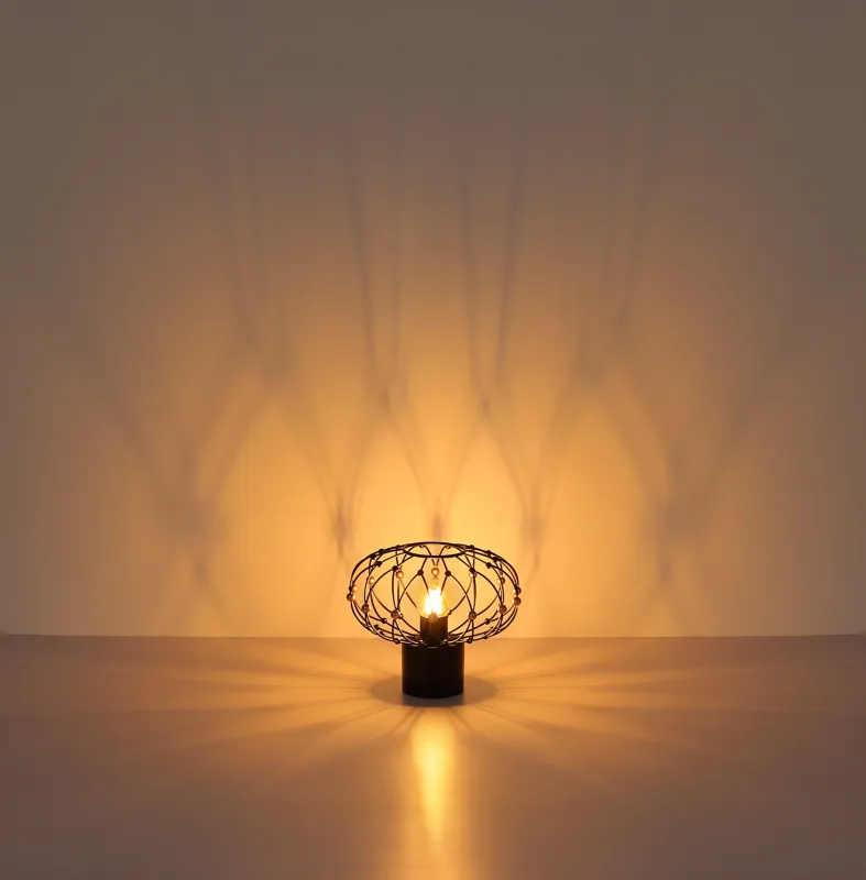Greys 25cm Noir lampe de table De Globo Lighting - Den runda metallsk&auml;rmen i mattsvart med dekorativa guldf&auml;rgade detaljer ger lampan ett sofistikerat uttryck och blir ett stilfullt inslag i hemmet.