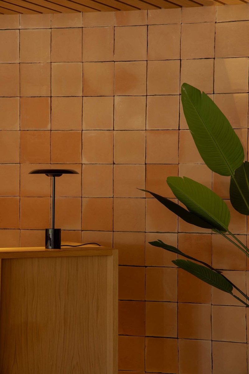 Hoshi 40cm Noir lampe de table De Faro Barcelona - Hoshi est une lampe design &agrave; la silhouette &eacute;pur&eacute;e, dot&eacute;e d'une base robuste et d'une LED int&eacute;gr&eacute;e (12 W, 2700 K) qui diffuse une lumi&egrave;re chaude et agr&eacute;able.