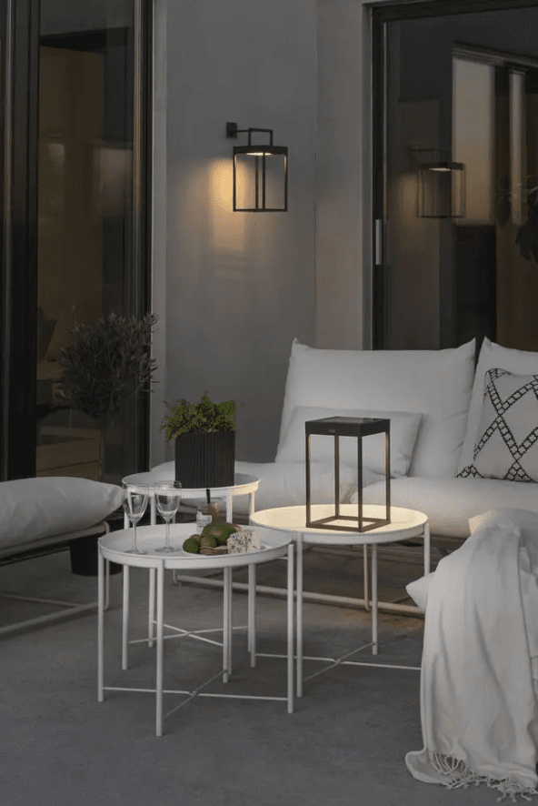 Portofino 30cm Noir lampe solaire De Konstsmide - La lampe dispose d'un variateur permettant de régler la luminosité et la température de couleur.