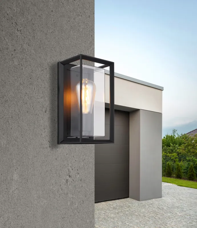 Logana Noir lampe d’extérieur De Globo Lighting - Med sin rektangul&auml;ra design och transparenta sk&auml;rm sprider den ett klart och stilrent ljus, perfekt f&ouml;r allt fr&aring;n tr&auml;dg&aring;rdar till uppfarter.