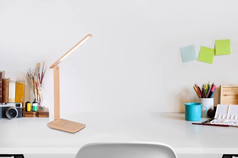 Bulla 56cm Orange lampe de bureau De Globo Lighting - Med en ljusstyrka p&aring; 350 lumen ger den behagligt ljus, och det medf&ouml;ljande USB-kabeln och adaptern g&ouml;r den extra praktisk.