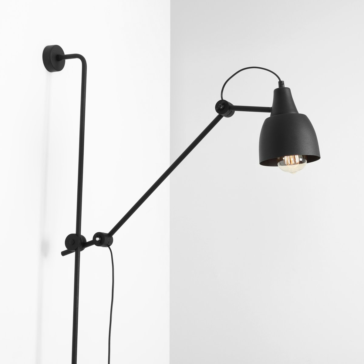 Dron 113cm Noir applique murale De Artera - Grâce à son design simple mais élégant, la lampe s'intègre parfaitement dans une variété de styles d'intérieur tout en offrant un éclairage pratique et efficace pour toutes les occasions.