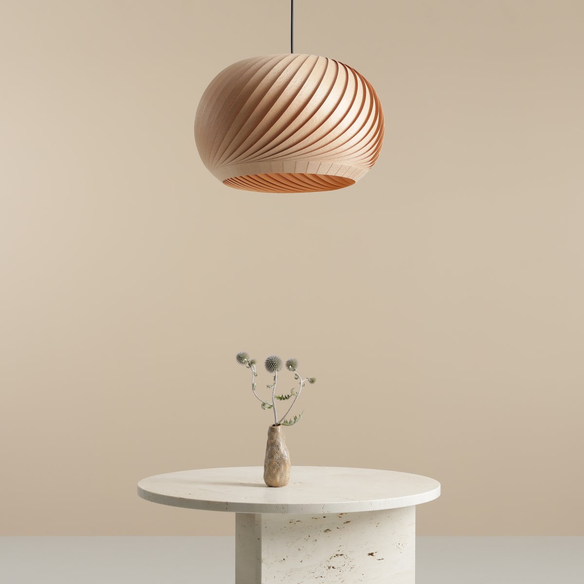 Dark Ø40 Nature suspension De Artera - La finition en bois foncé transmet une sensation chaleureuse et terreuse, ce qui en fait un excellent choix pour les intérieurs modernes et scandinaves.