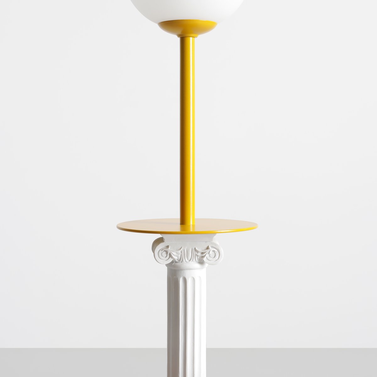 Pinne 35cm Moutarde lampe de table De Artera - La base fine de la lampe dans un ton jaune moutarde lui donne un look moderne et est parfaite comme détail décoratif dans le salon, la chambre ou sur la véranda.