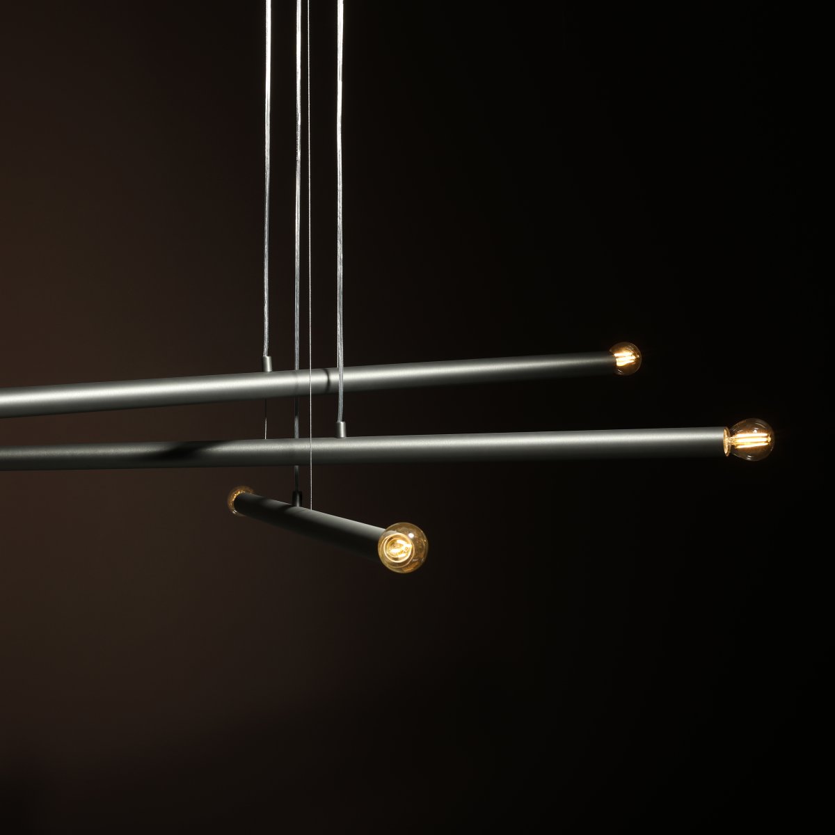 Tubo 6 100cm Acier suspension De Artera - Elle se compose de trois fins tubes m&eacute;talliques &agrave; la finition acier &eacute;l&eacute;gante, dispos&eacute;s &agrave; diff&eacute;rentes hauteurs et angles pour cr&eacute;er un effet dynamique et a&eacute;rien.