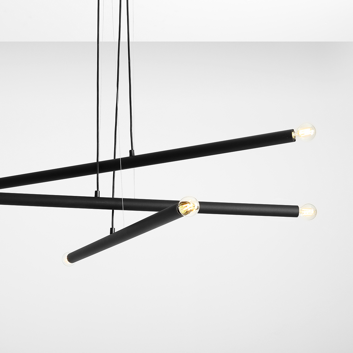 Tubo 6 100cm Noir suspension De Artera - Chaque tube mesure 100 cm de long et 3,2 cm de diamètre, et est équipé d'une source lumineuse à chaque extrémité.