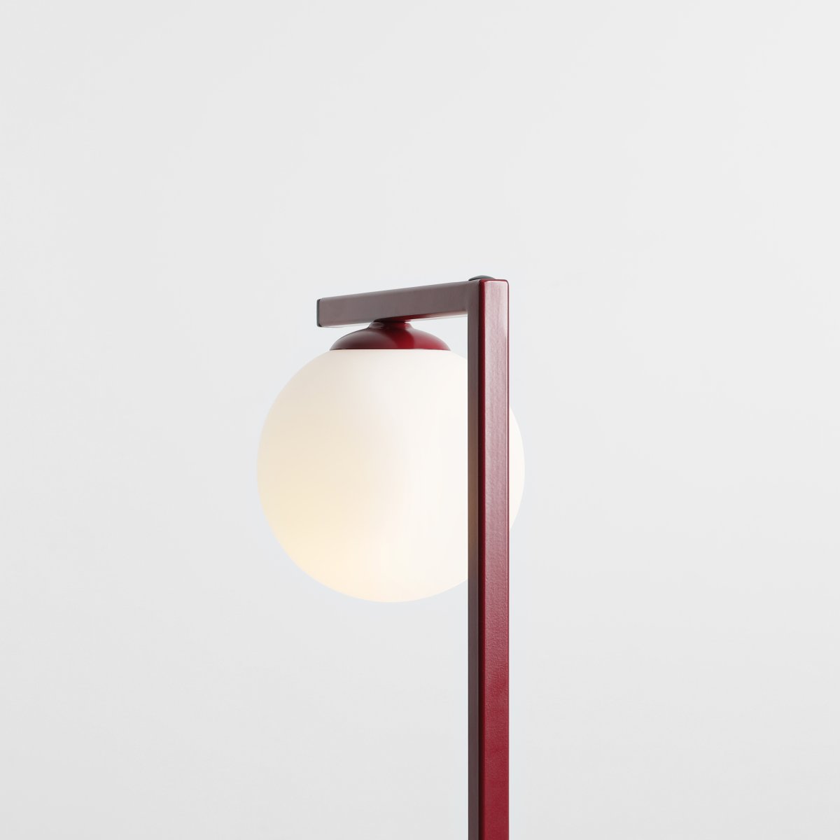 Zac 50cm Bourgogne lampe de table De Artera - La lampe de table Zac en métal bordeaux et verre blanc présente un design moderne et minimaliste qui allie élégance et fonctionnalité.