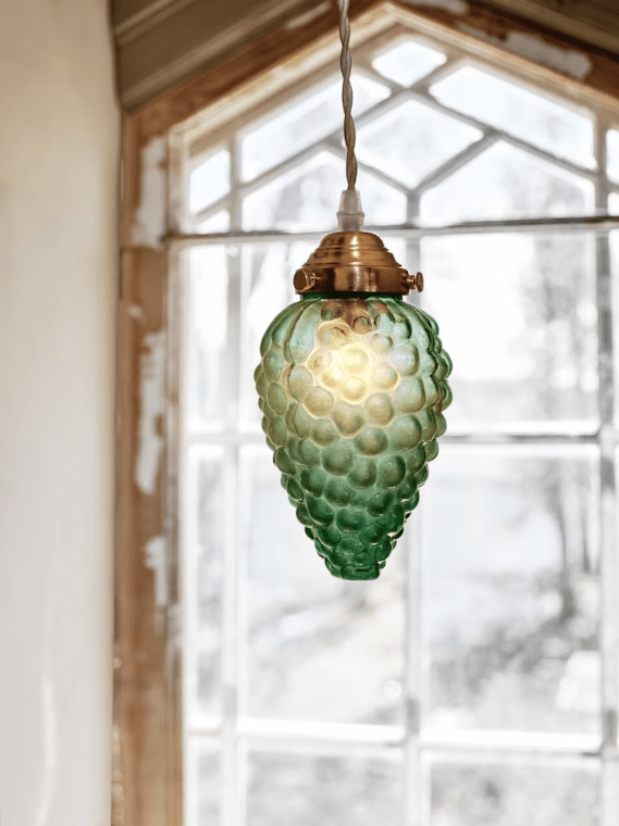 Druva Ø10 Vert lampe de fenêtre De Strömshaga - Avec sa combinaison élégante de verre vert et de forme de raisin, ainsi qu'un support de lampe en laiton, le plafonnier Druva crée une atmosphère accueillante et élégante.