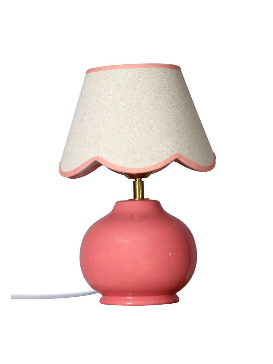 Nell 34cm Rose lampe de table De PR Home - Cr&eacute;ez une ambiance chaleureuse et accueillante dans votre int&eacute;rieur avec cette &eacute;l&eacute;gante lampe de table en c&eacute;ramique.