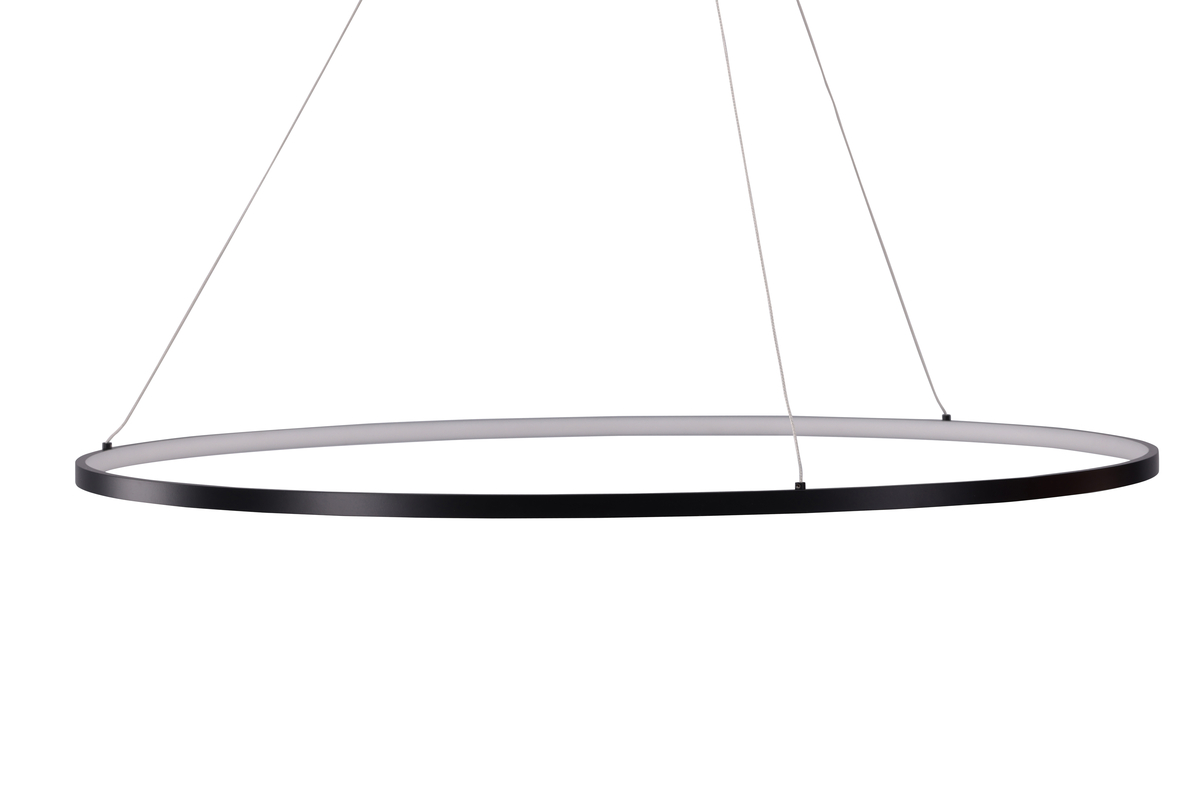 Rödäng Ø100 Noir suspension De Venture Design - Avec un cadre en aluminium noir et des lumi&egrave;res LED qui fournissent une lumi&egrave;re agr&eacute;able, vous avez une lampe parfaite &agrave; accrocher au-dessus de la table &agrave; manger.