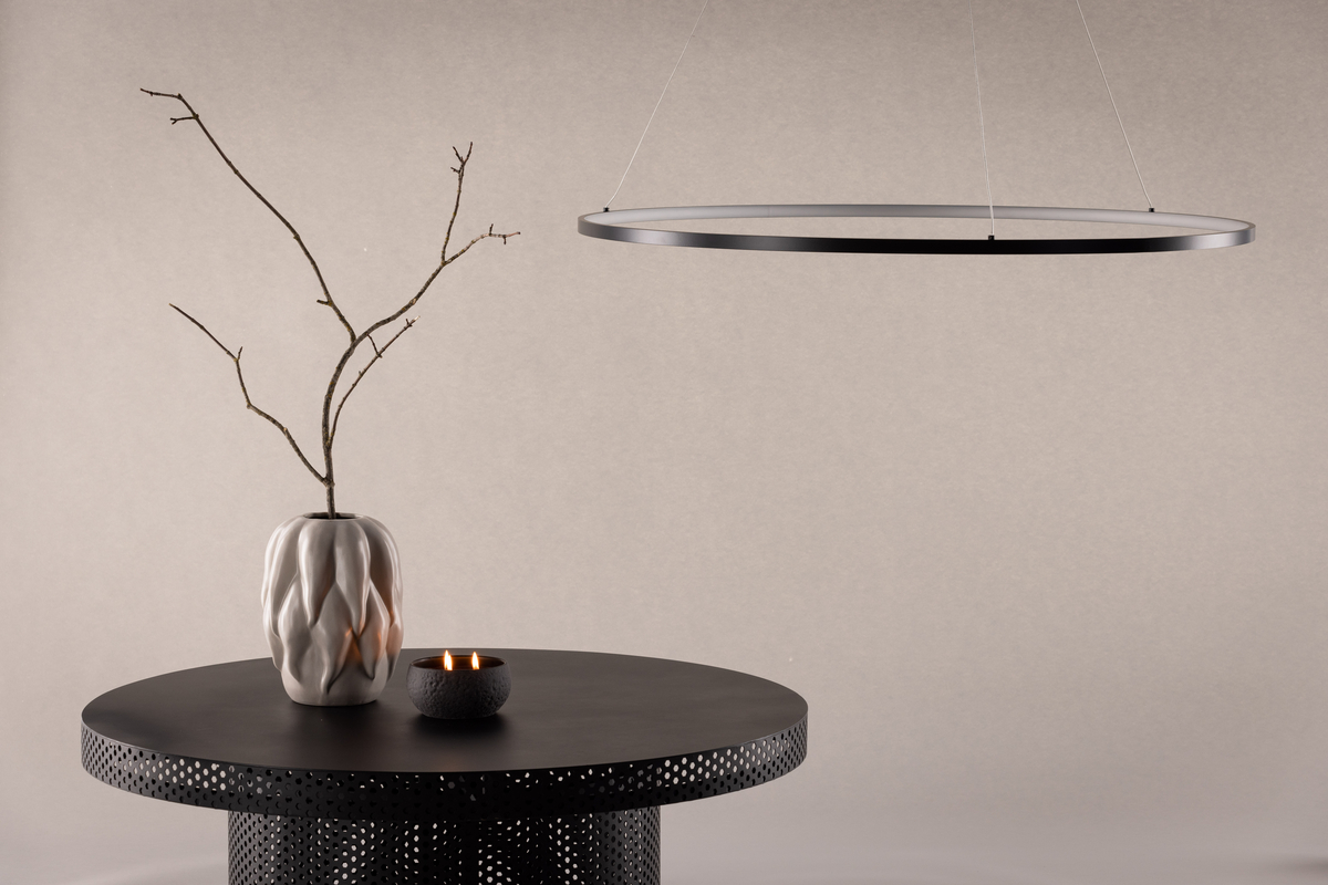 Rödäng Ø100 Noir suspension De Venture Design - Avec un cadre en aluminium noir et des lumi&egrave;res LED qui fournissent une lumi&egrave;re agr&eacute;able, vous avez une lampe parfaite &agrave; accrocher au-dessus de la table &agrave; manger.