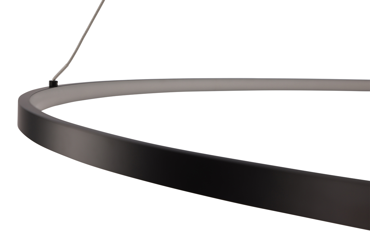 Rödäng Ø100 Noir suspension De Venture Design - Avec un cadre en aluminium noir et des lumi&egrave;res LED qui fournissent une lumi&egrave;re agr&eacute;able, vous avez une lampe parfaite &agrave; accrocher au-dessus de la table &agrave; manger.