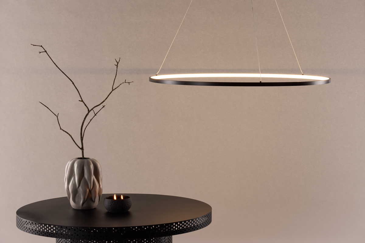 Rödäng Ø100 Noir suspension De Venture Design - Avec un cadre en aluminium noir et des lumi&egrave;res LED qui fournissent une lumi&egrave;re agr&eacute;able, vous avez une lampe parfaite &agrave; accrocher au-dessus de la table &agrave; manger.