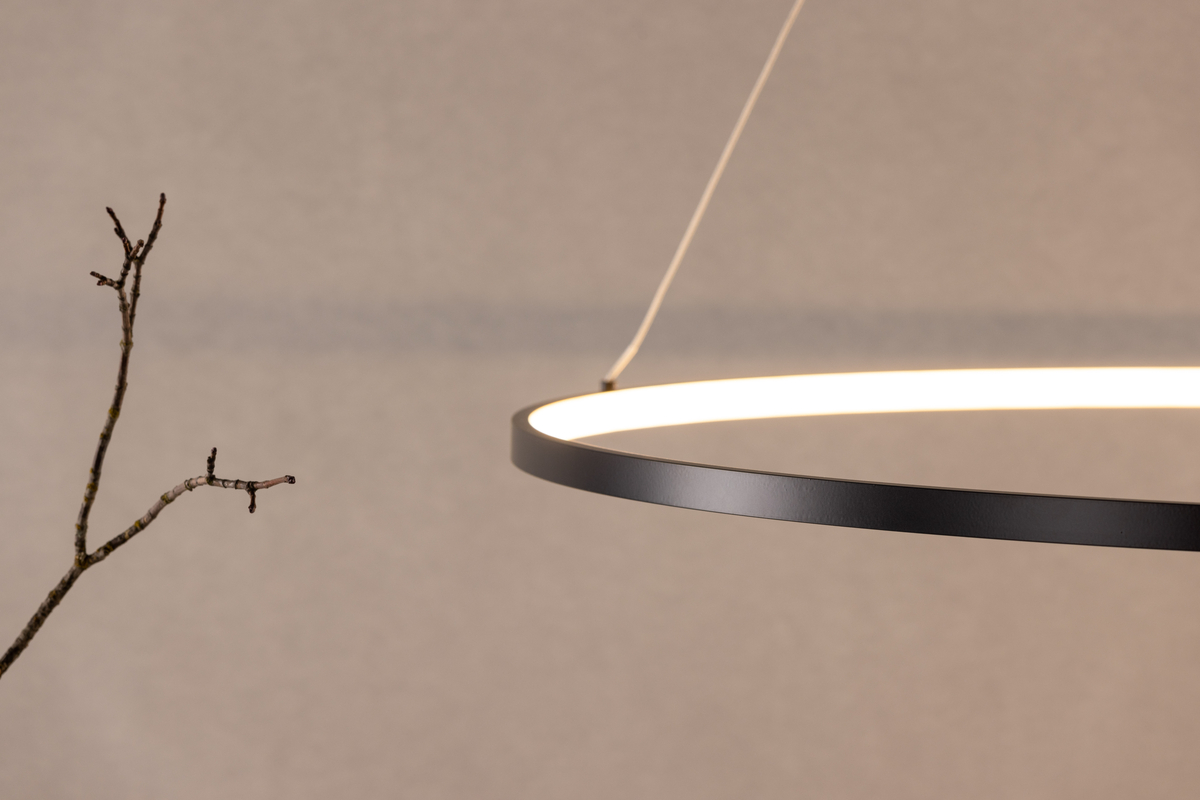 Rödäng Ø100 Noir suspension De Venture Design - Avec un cadre en aluminium noir et des lumi&egrave;res LED qui fournissent une lumi&egrave;re agr&eacute;able, vous avez une lampe parfaite &agrave; accrocher au-dessus de la table &agrave; manger.