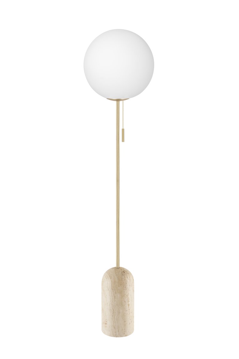 Torrano Travertin beige lampadaire De Globen Lighting - Torrano est dotée d'un pied en pierre solide et élégante, de détails métalliques et d'un abat-jour en verre blanc mat.